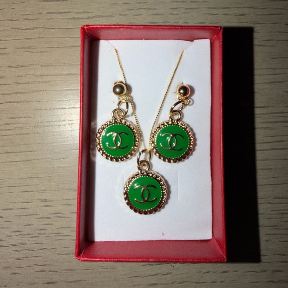 CHANEL Jewelry - Elegant Gold and Green Pendant Necklace and Earring Set